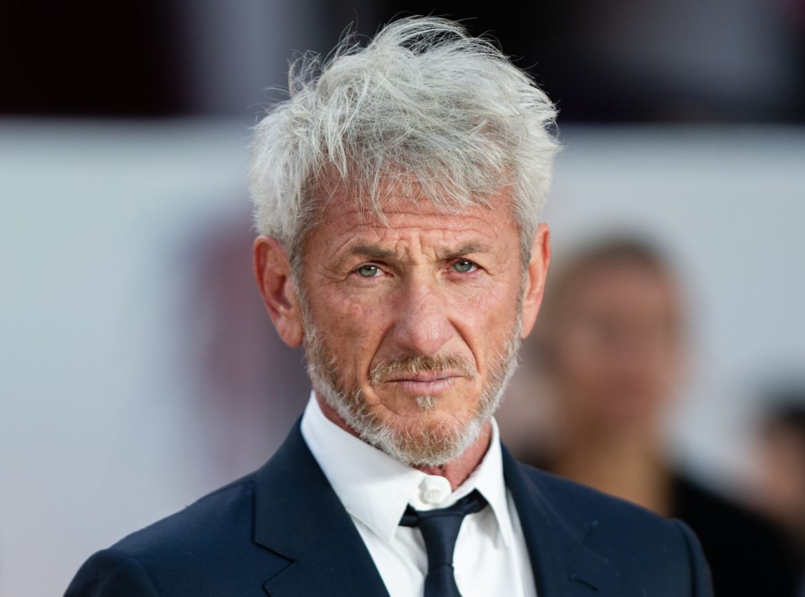 ​Sean Penn: “Tendríamos que aplicar un poco de kung fu a las situaciones. Cuando veamos algo destructivo listo para destruirse a sí mismo, deberíamos dejarlo» 