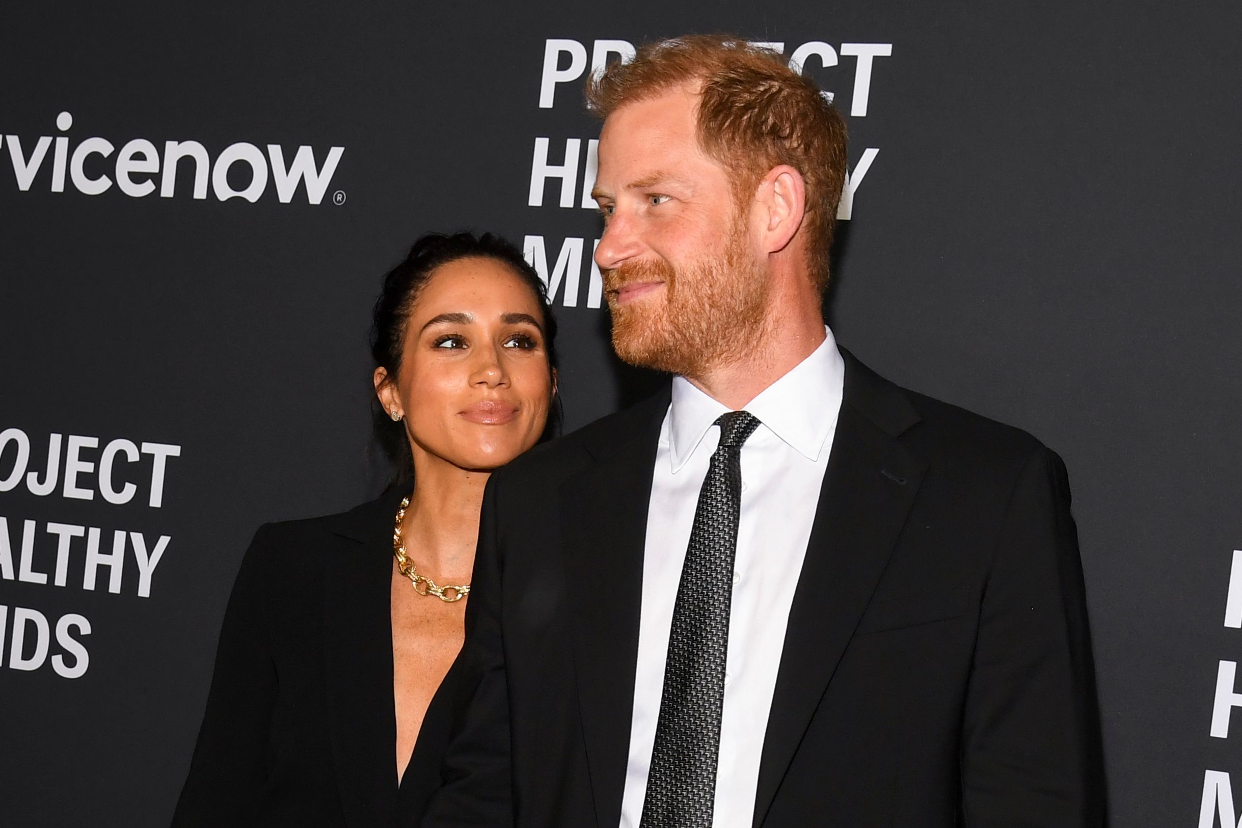 ​Meghan Markle y el príncipe Harry, trajeados y a juego para recoger un premio en una gala benéfica 