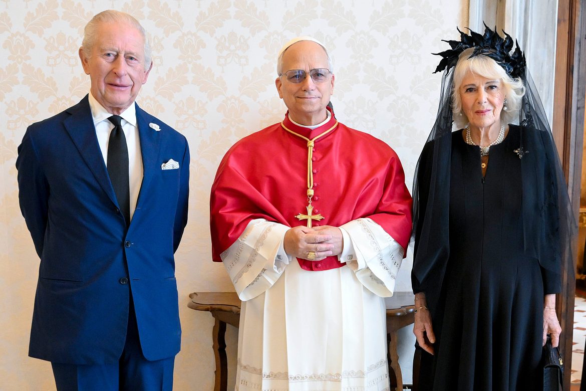 ​La carga simbólica de las joyas de Camilla en su visita al Vaticano: un guiño emotivo a Carlos III y un homenaje a Isabel II 