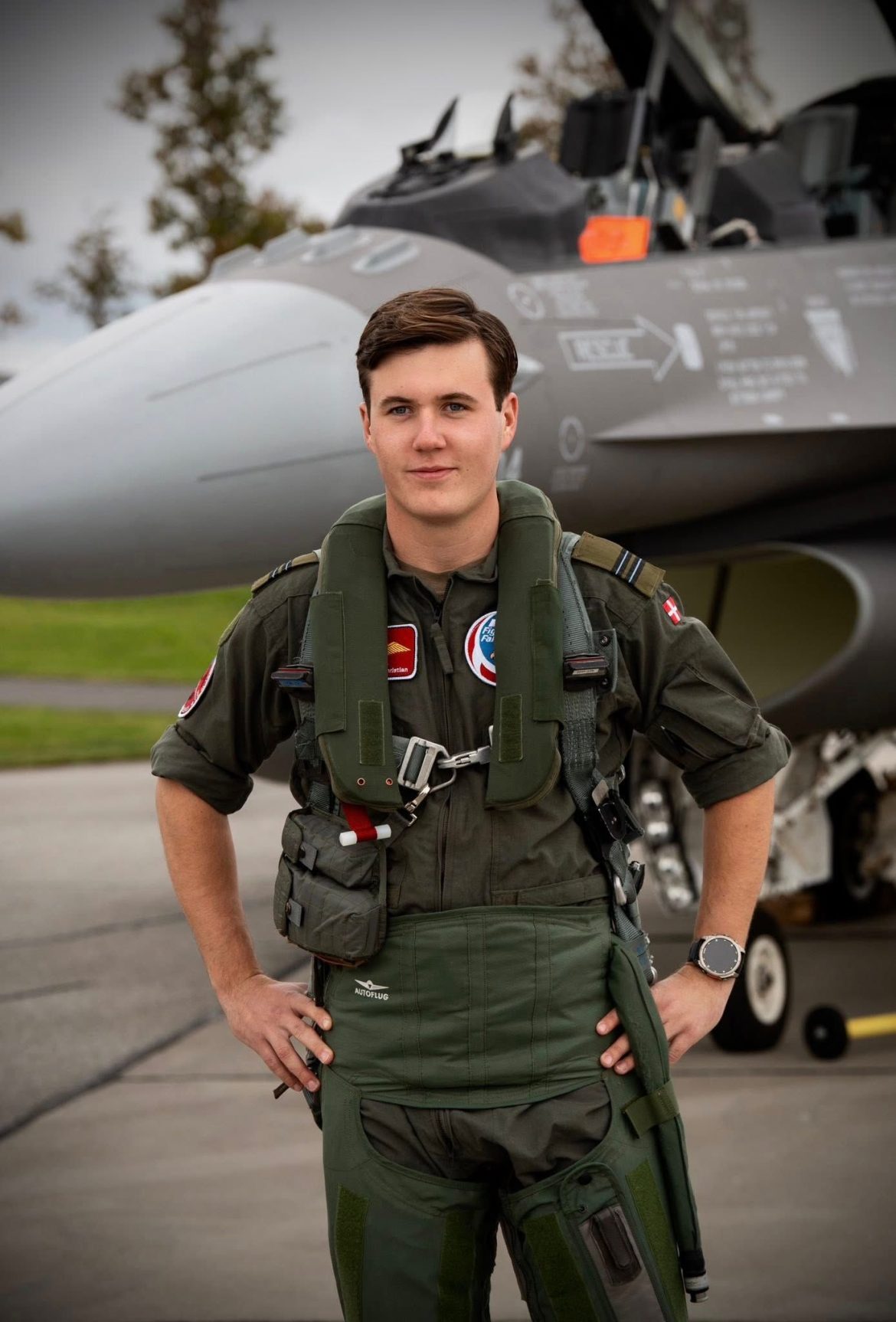 ​¿Sobrevolará Leonor la Zarzuela? El príncipe Christian de Dinamarca presume de palacio con un selfie a bordo de un F-16 