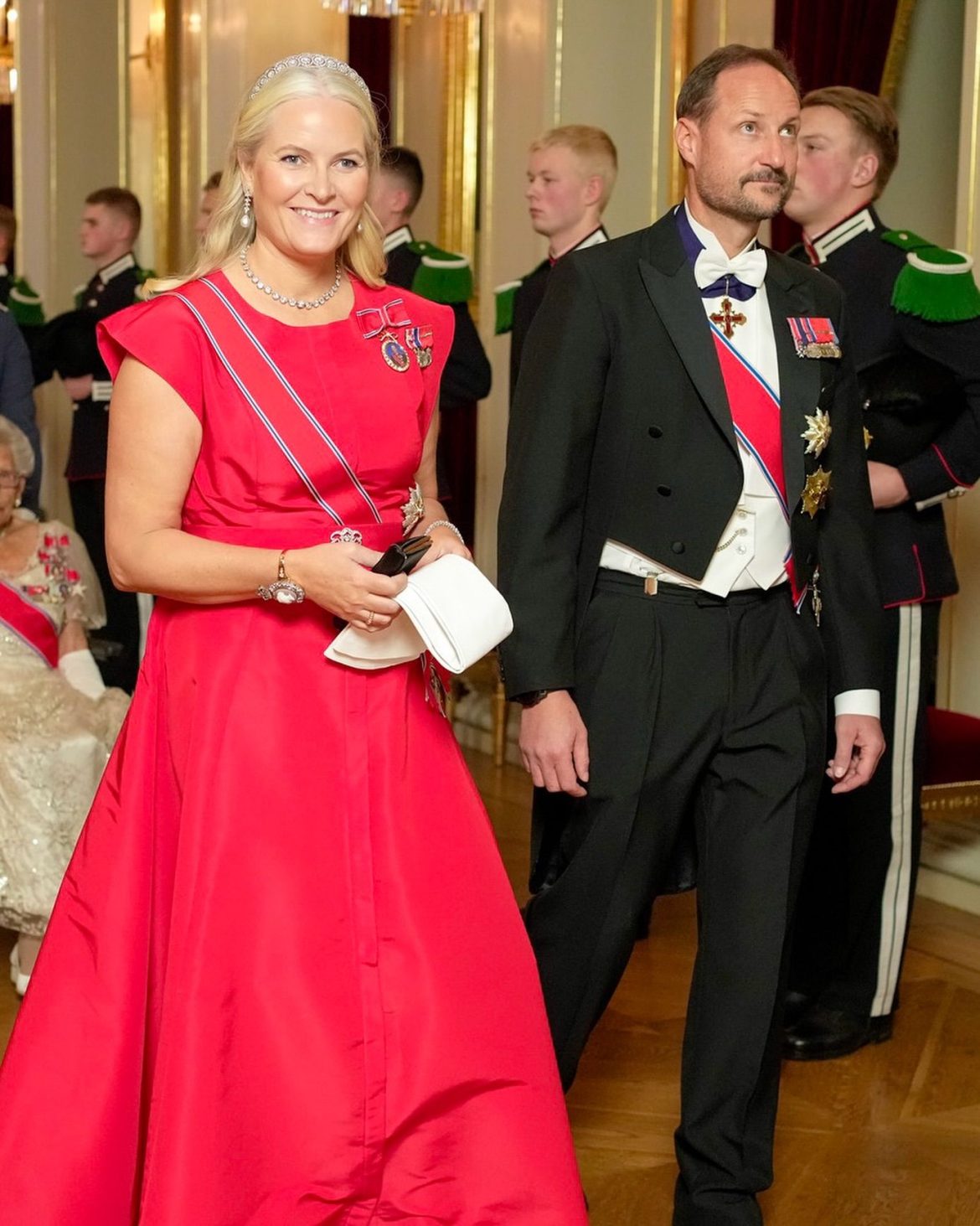 ​Con vestido de Carolina Herrera y la pulsera de su hija: la princesa Mette-Marit deja el reposo por una noche para asistir a la cena del Parlamento 