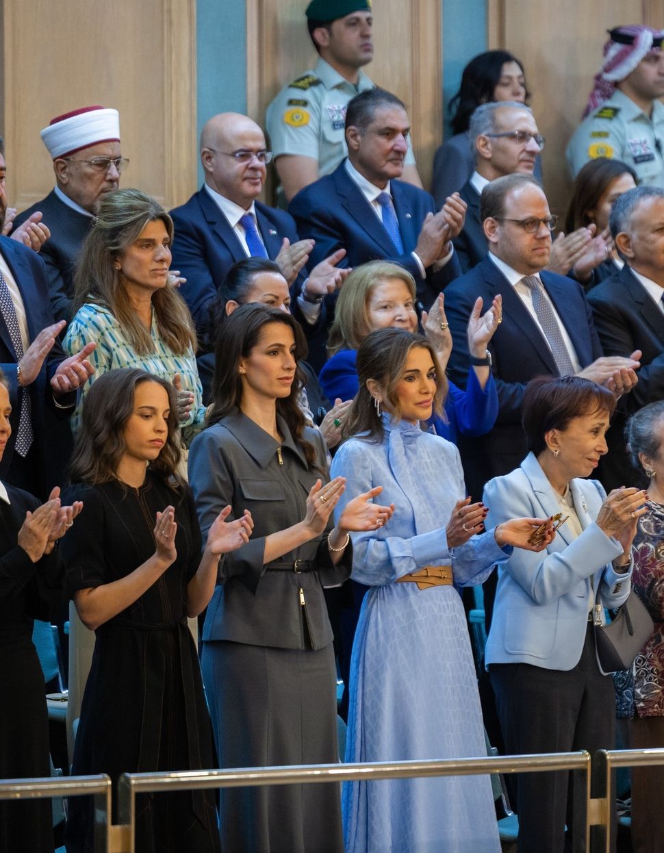 ​Rania de Jordania apuesta por el pastel de Valentino, la princesa Rajwa juega con la falda midi de Self-Portrait y Salma se decanta por el chocolate tendencia de ME+EM: el estilo royal en el discurso de Abdalá II 