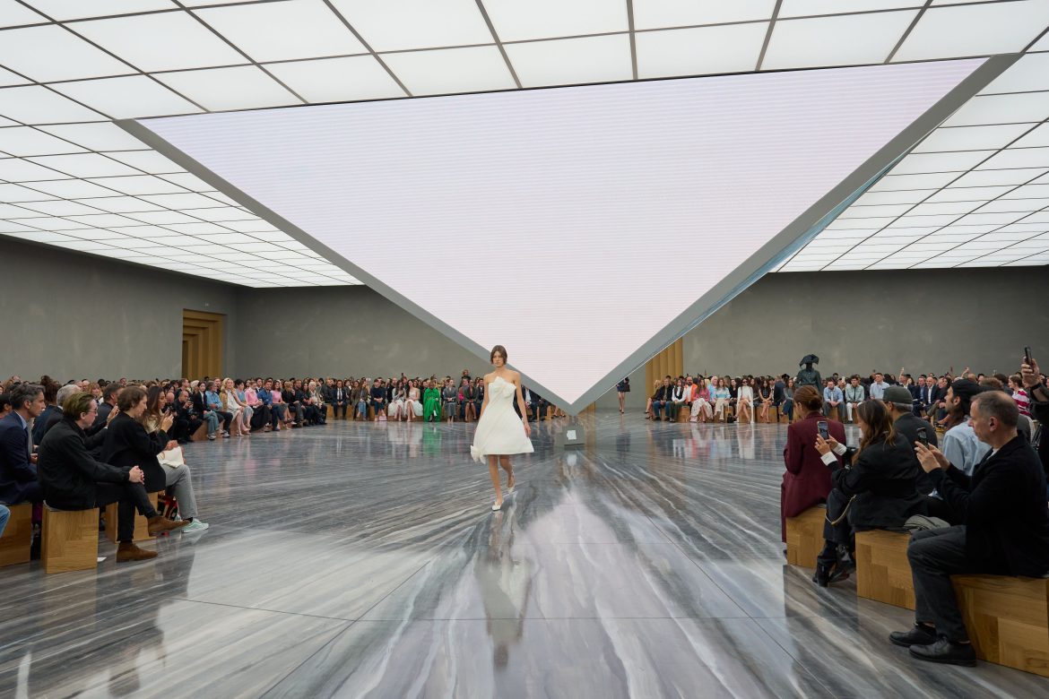 ​La falsa página en blanco de Jonathan Anderson en Dior: su primer desfile, un homenaje a la historia y una invitación a reinventarse 