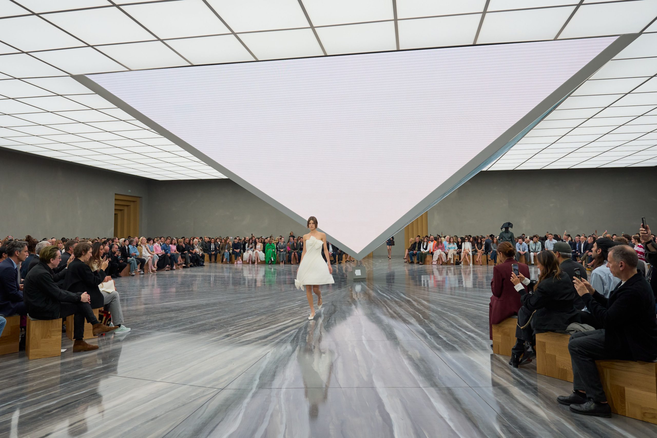 ​La falsa página en blanco de Jonathan Anderson en Dior: su primer desfile, un homenaje a la historia y una invitación a reinventarse 