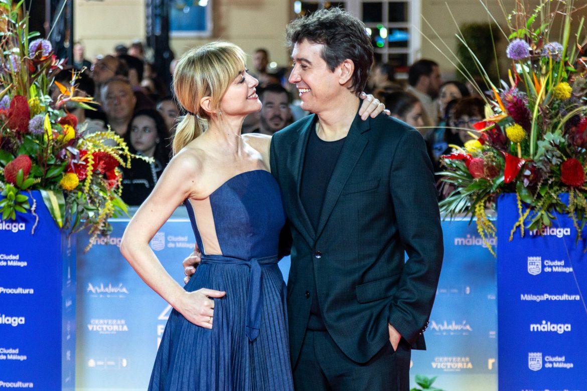 ​Marta Hazas y Javier Veiga, 9 años de amor y una segunda boda a la vista: de su primera cita en una bolera al partido de baloncesto en mitad de su enlace (y un proyecto profesional en común) 