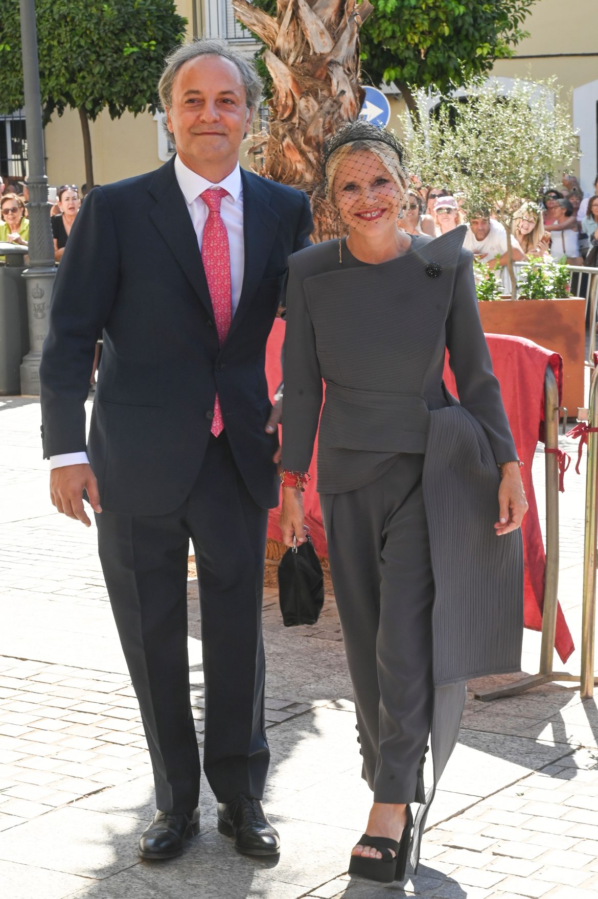 ​El rompedor look con el que Eugenia Martínez de Irujo ha impactado en la boda de Cayetano y Bárbara Mirjan 