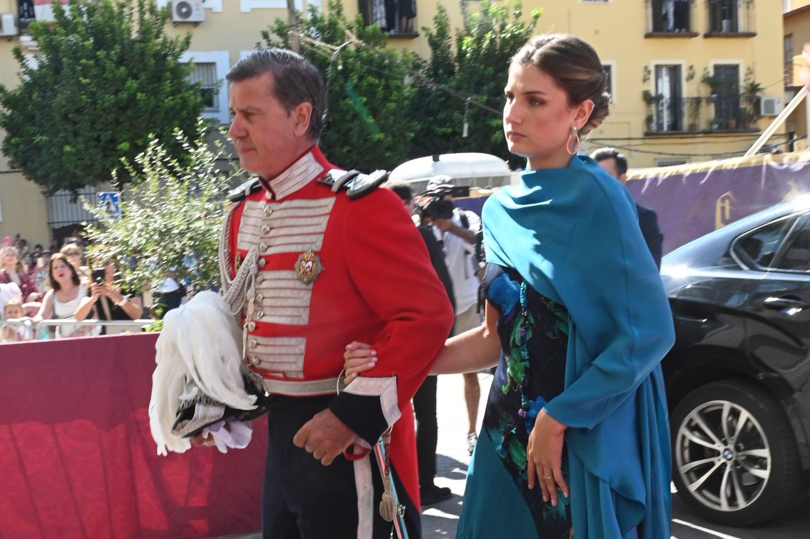 ​Amina Martínez de Irujo, con vestido estampado y chal azul royal: una madrina discreta y tímida en la boda de su padre 