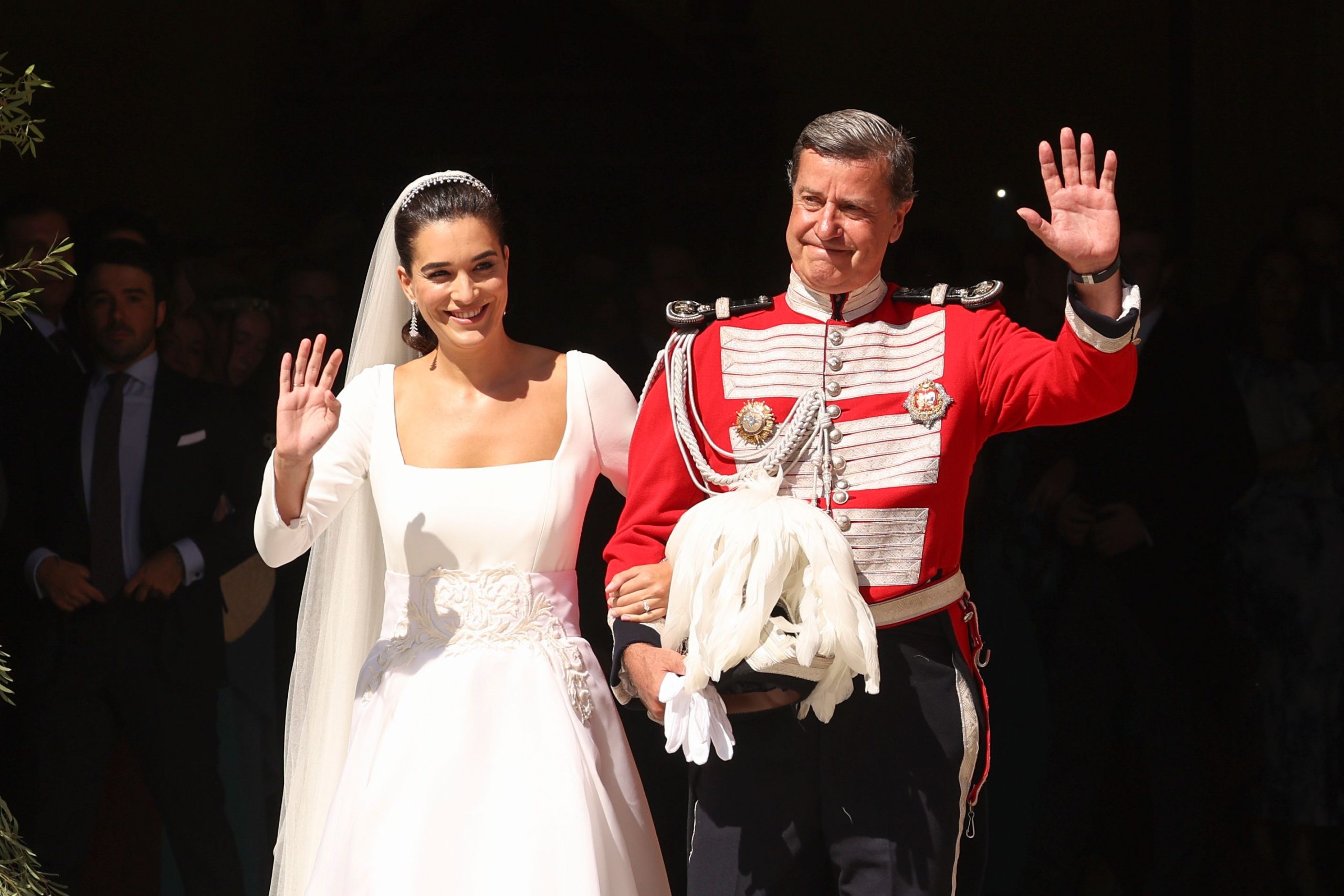 ​Cayetano Martínez de Irujo y Bárbara Mirjan se dan el ‘sí, quiero’: un traje con homenaje a la duquesa de Alba, una tiara de diamantes y unos pendientes regalo del novio 