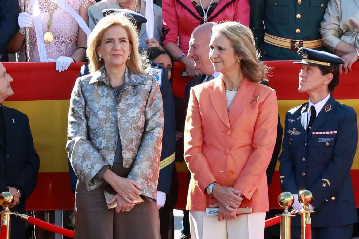 ​Las infantas Cristina y Elena reaparecen juntas en el izado de la bandera en Torrejón de Ardoz 