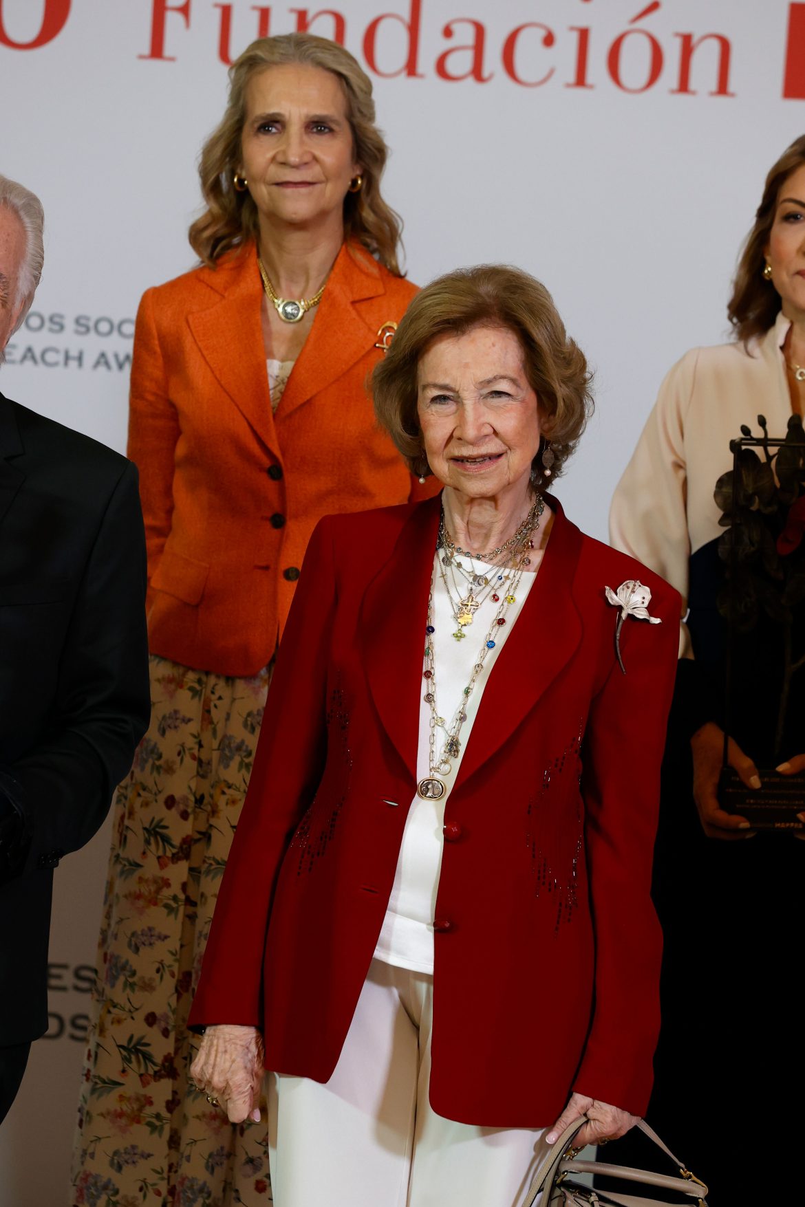 ​Doña Sofía («la reina de las reinas») y la infanta Elena se reencuentran entre sonrisas y gestos de complicidad en la entrega de los Premios Sociales de Fundación MAPFRE 