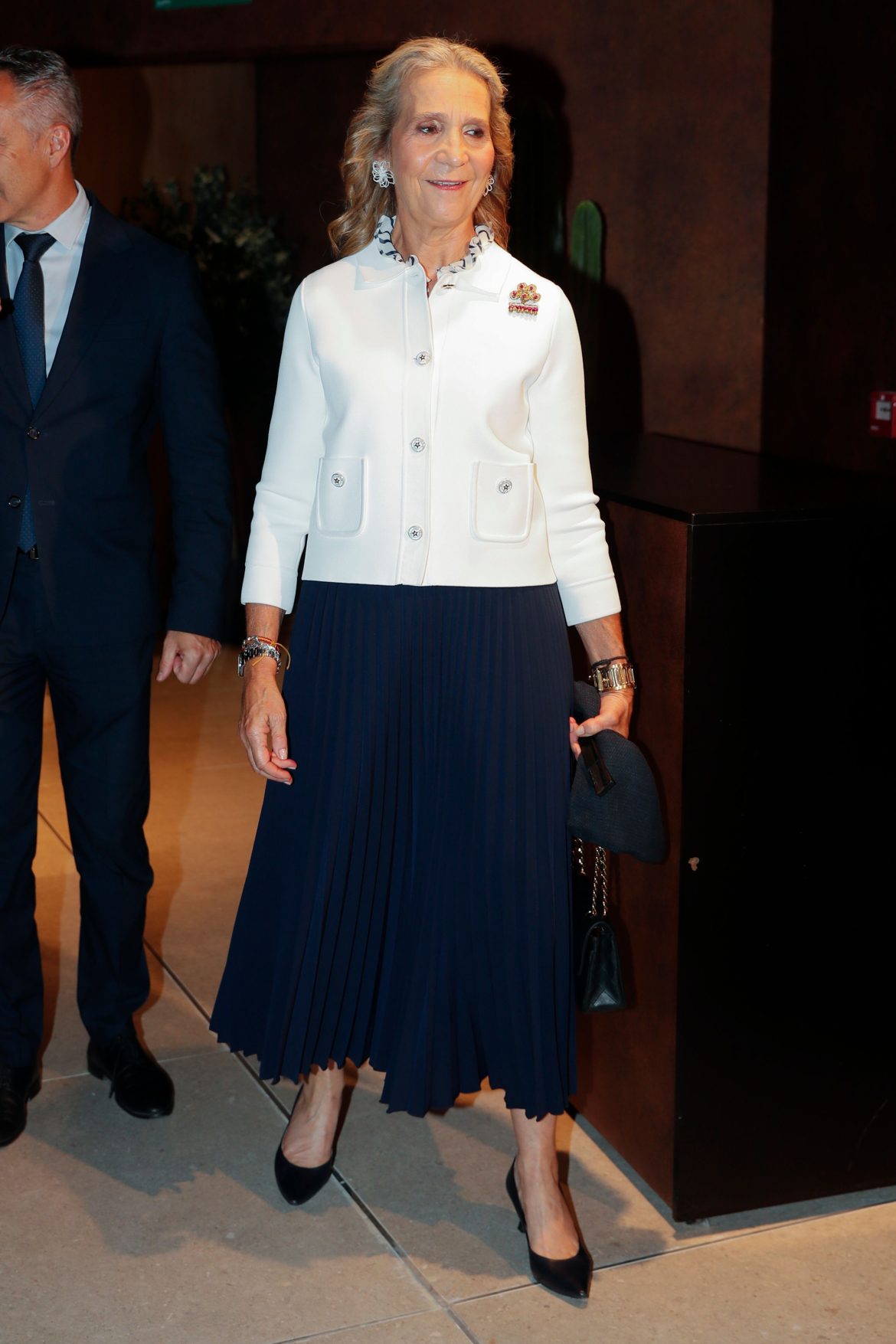 ​“El torero forma parte del alba de España, representa la valentía, el respeto, la belleza y la verdad”: la infanta Elena (con chaqueta de Dior y bolso de Chanel) pronuncia unas palabras en los premios taurinos de Telemadrid 