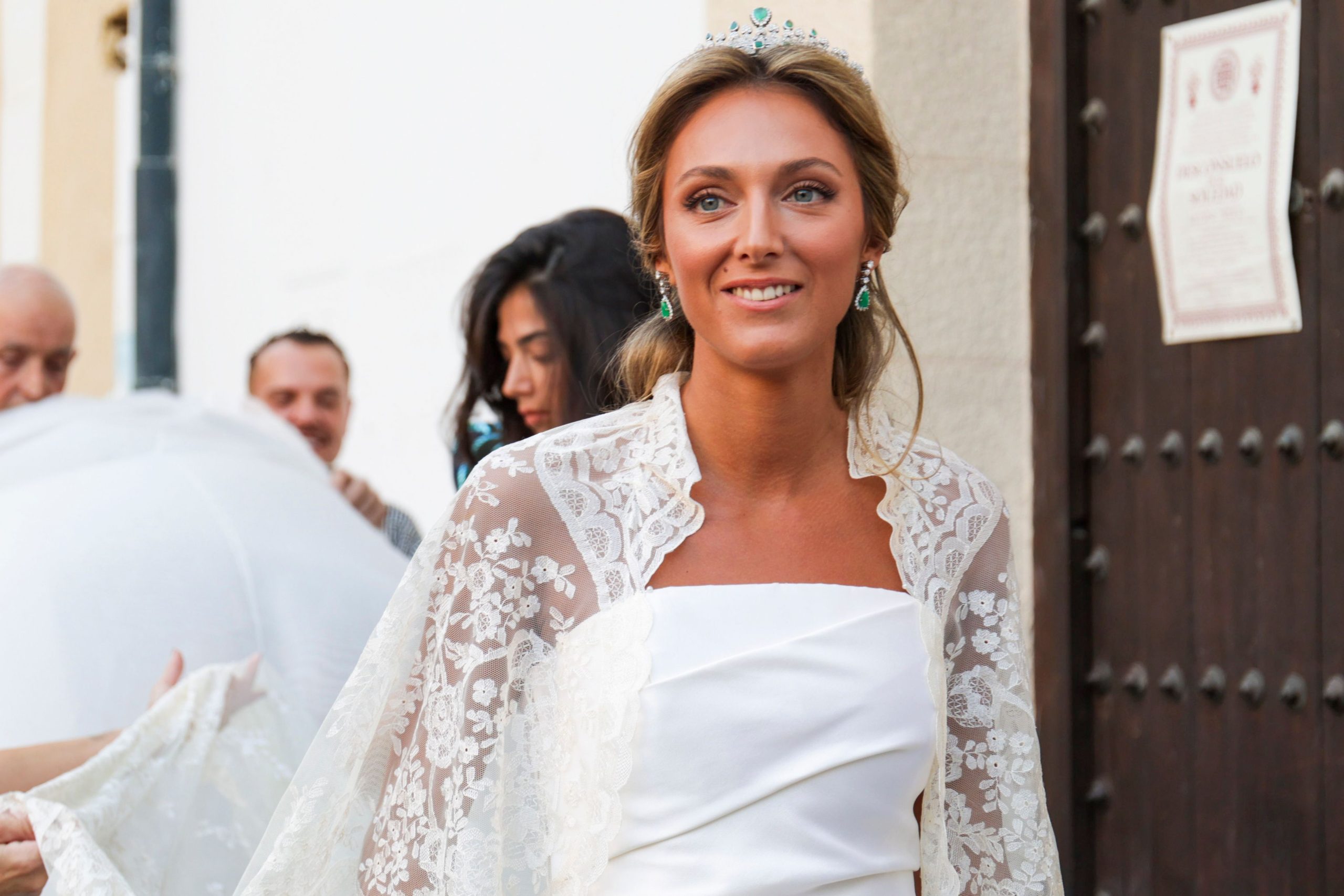 ​De la tiara de esmeraldas y diamantes de la novia a Sassa de Osma, Tana Rivera o Inés de Cominges como invitadas: la boda de María Luisa Arróspide y Hugo Hernández-Mancha 