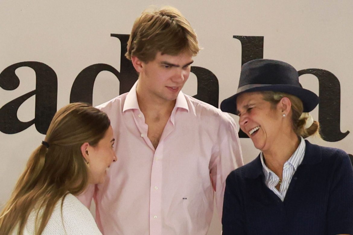 ​La infanta Elena arropa a Pablo Urdangarin con Miguel y Olympia Beracasa en la grada: risas y abrazos para celebrar al hijo de la infanta Cristina 
