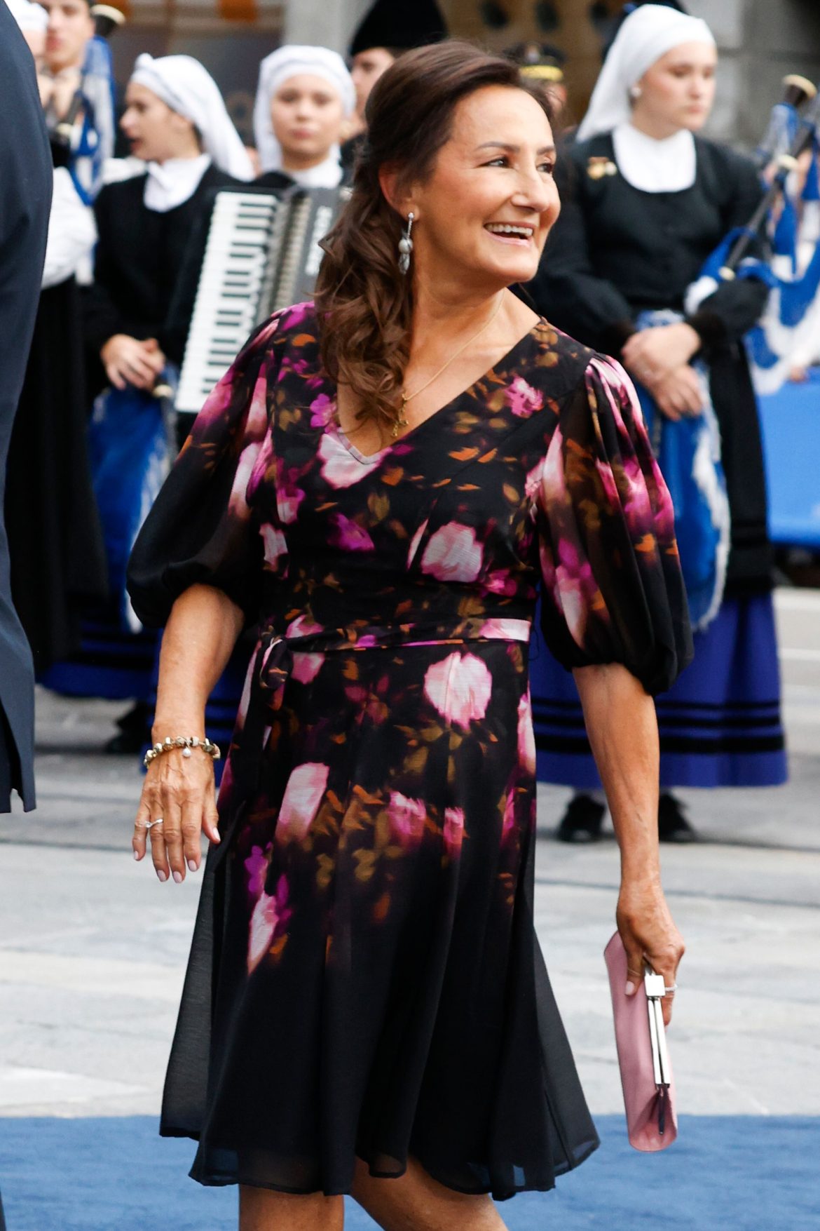 Paloma Rocasolano cambia el negro por un vestido floral de Donna Karan (pero sigue fiel a sus pendientes de perlas ‘de la suerte’ en los Princesa de Asturias)