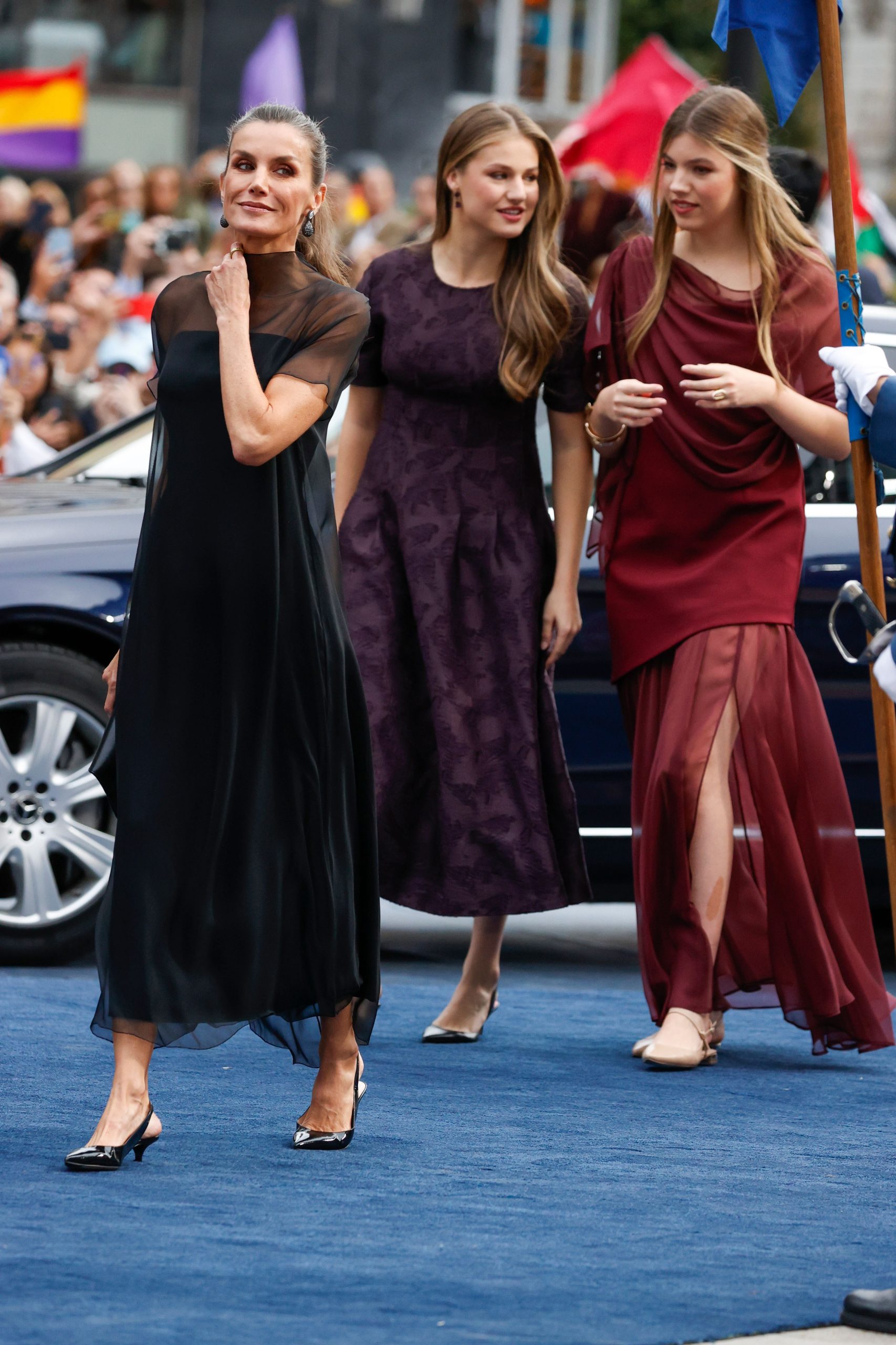 ​Letizia apuesta por la elegancia discreta de Sybilla, Leonor se viste de H&M y Sofía escoge un look de invitada con chal de Miphai: los vestidos royal de los Premios Princesa de Asturias 2025 