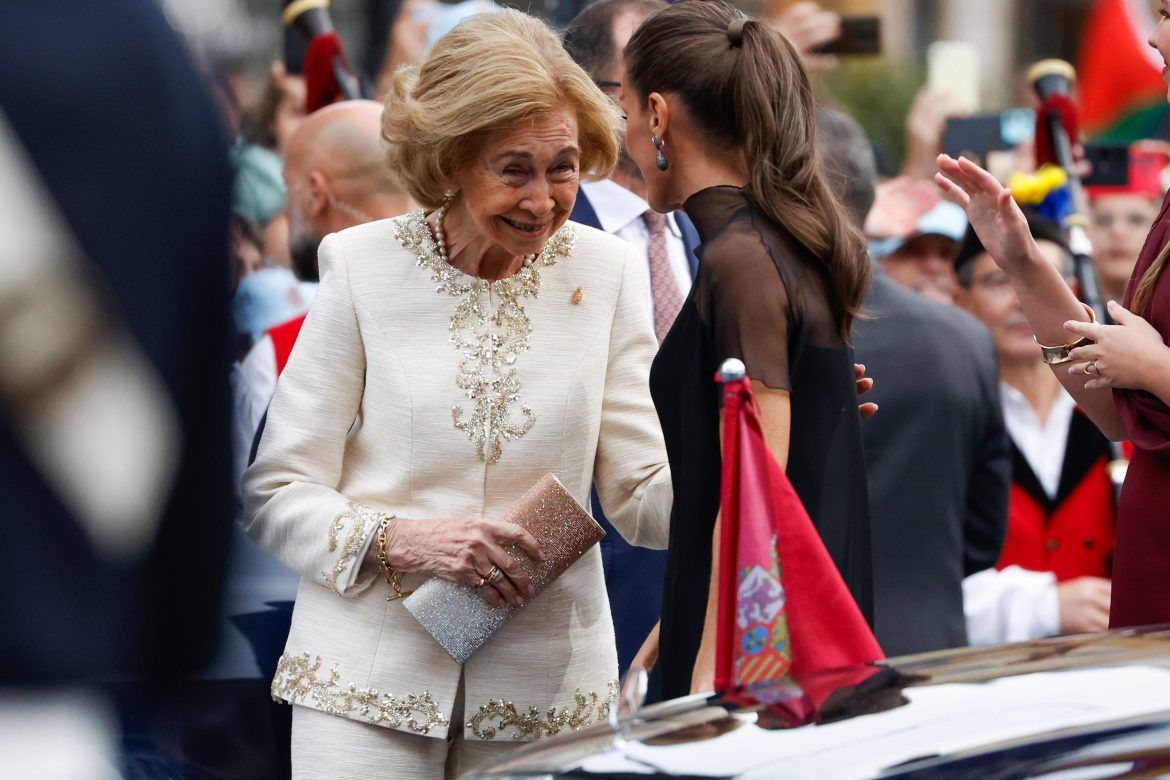 ​Doña Sofía, blanca y regia en el Palco del Teatro Campoamor para los Premios Princesa de Asturias 2025 