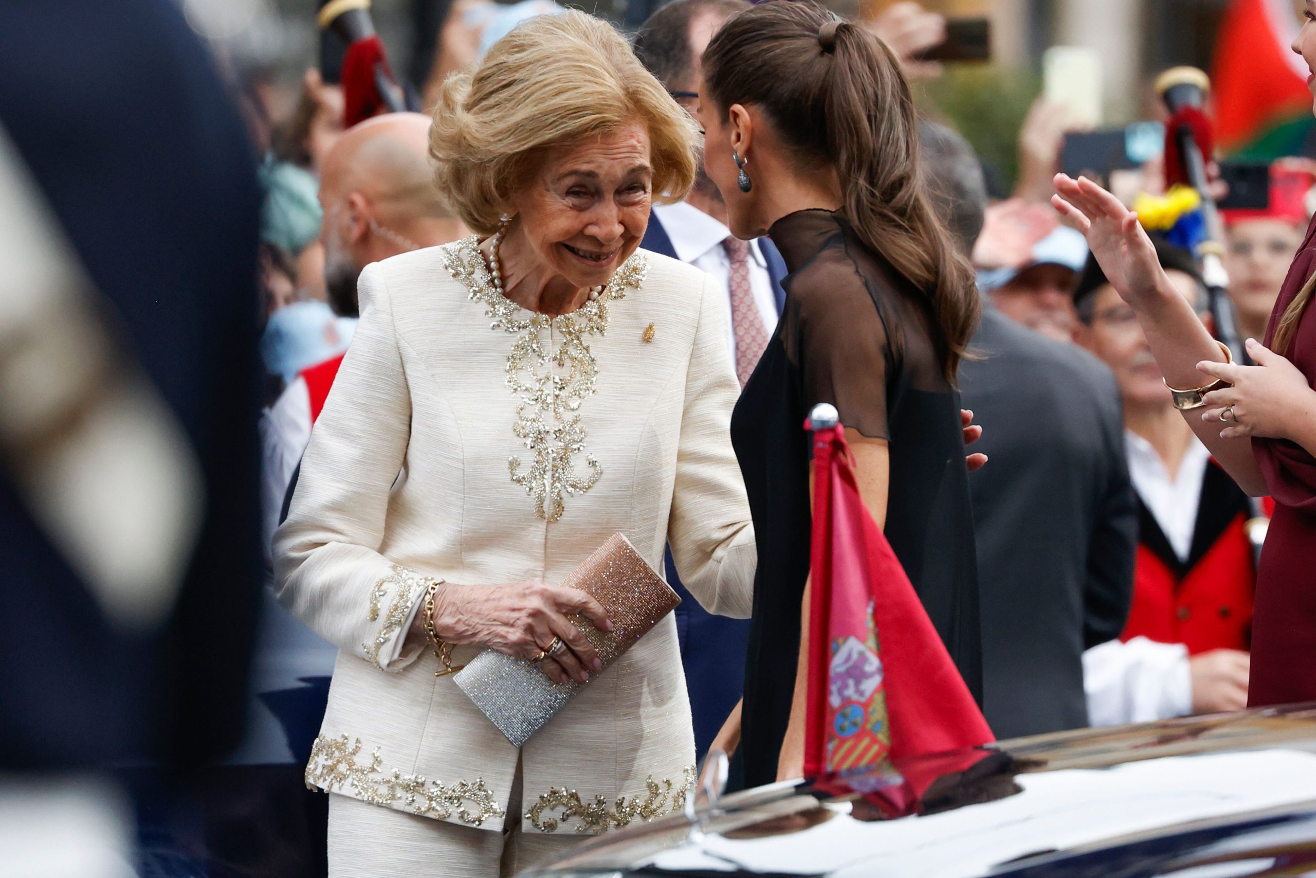 Doña Sofía, blanca y regia en el Palco del Teatro Campoamor para los Premios Princesa de Asturias 2025