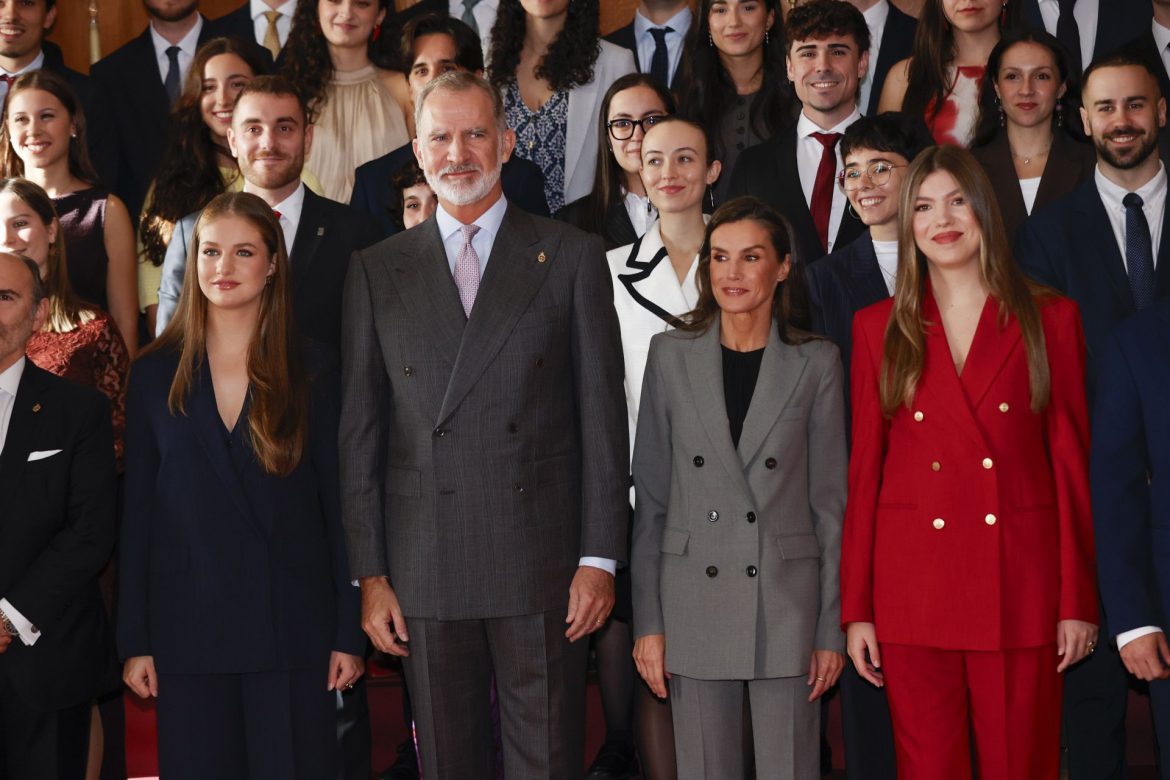 ​Uniformadas, repetidoras y elegantes: las elecciones de estilo de Letizia, Leonor y Sofía en las audiencias de los Premios Princesa de Asturias 