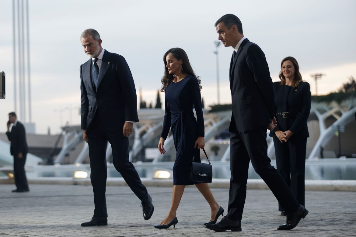 “La reina y yo queremos que lo sepáis: estamos con vosotros”: Felipe y Letizia presiden el homenaje a las víctimas de la DANA entre gritos contra Mazón de los familiares