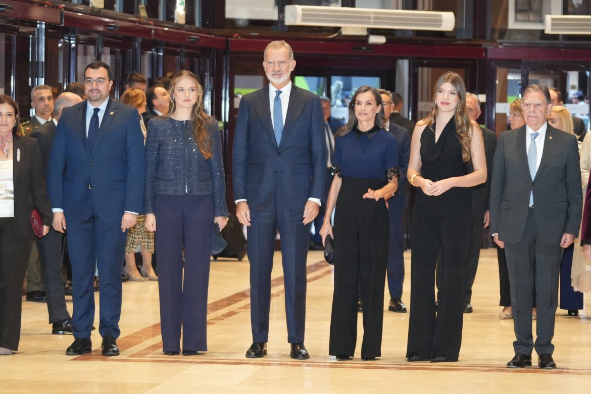 ​Regreso real a Oviedo: Leonor, los reyes Felipe y Letizia, y la infanta Sofía se rinden a la música de Brahms y Dvorák en el Concierto de los Premios Princesa de Asturias 