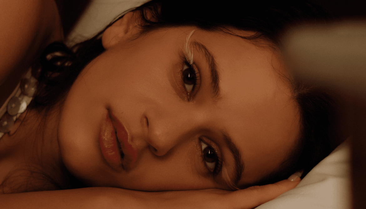 Rosalía relata el viaje de un corazón roto en Berghain: desciframos el primer adelanto de su cuarto disco Lux