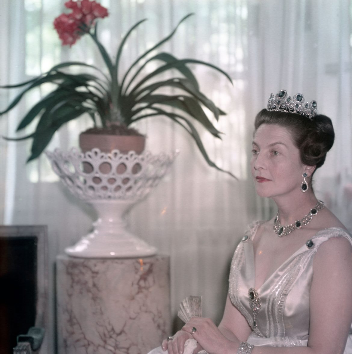 ​“Son nuestra historia”: el Gotha llora las joyas robadas en el Louvre que vieron casarse a los reyes Juan Carlos y Sofía y se salvaron de la revolución 