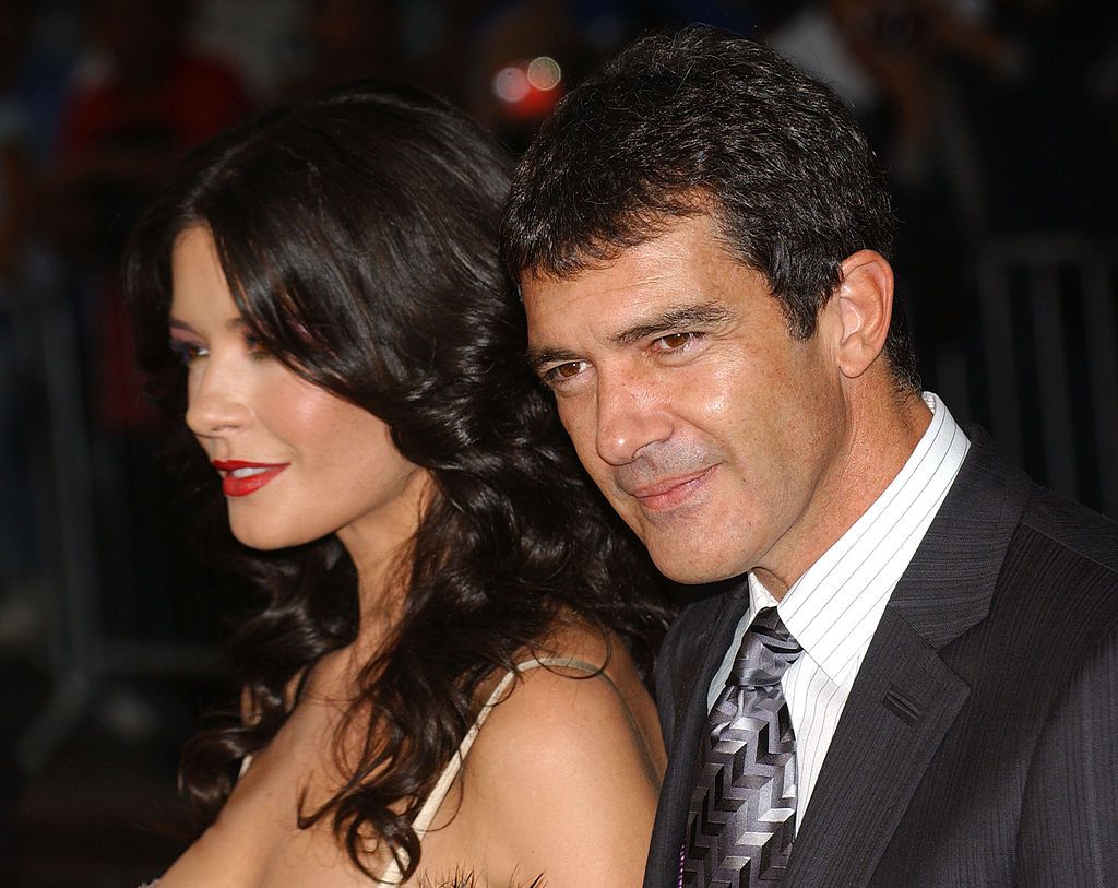 »Amigos, ¡el tiempo vuela!» Antonio Banderas celebra los 20 años de La Leyenda del Zorro, la saga que cambió la vida de Catherine Zeta-Jones