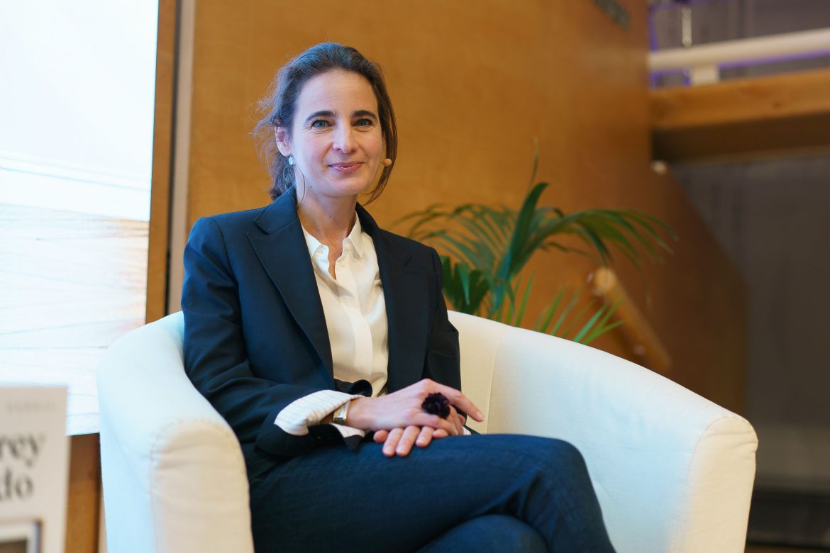​Laurence Debray, a Juan Carlos por la Revolución: la hija de castristas que pasó de trader en Wall Street a biógrafa íntima del rey como forma de huir del legado paterno 