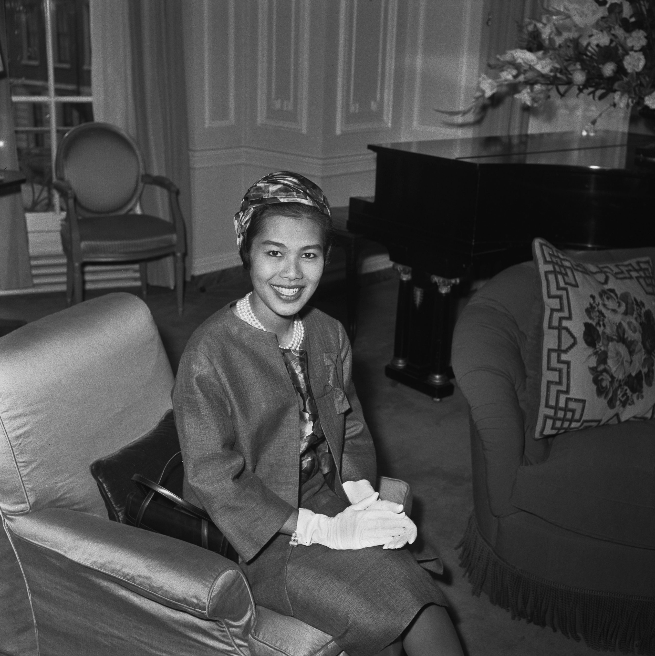 ​Adiós a la reina Sirikit, la “Jackie Kennedy de Asia” vestida de Balmain que puso de moda Tailandia (y la seda) 