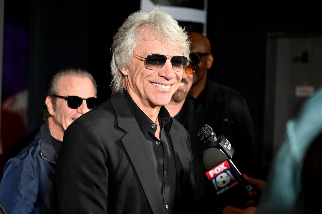 ​“Te enamoras al instante»: Bon Jovi habla de su nuevo papel como abuelo después de que su hijo haya adoptado a una niña 