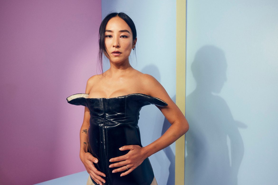 ​Greta Lee: “Cuando rodaba Tron: Ares tuve abdominales por primera vez. Estuve con Taylor Swift y hablamos de cómo incorporé sus canciones a mi rutina de cardio” 