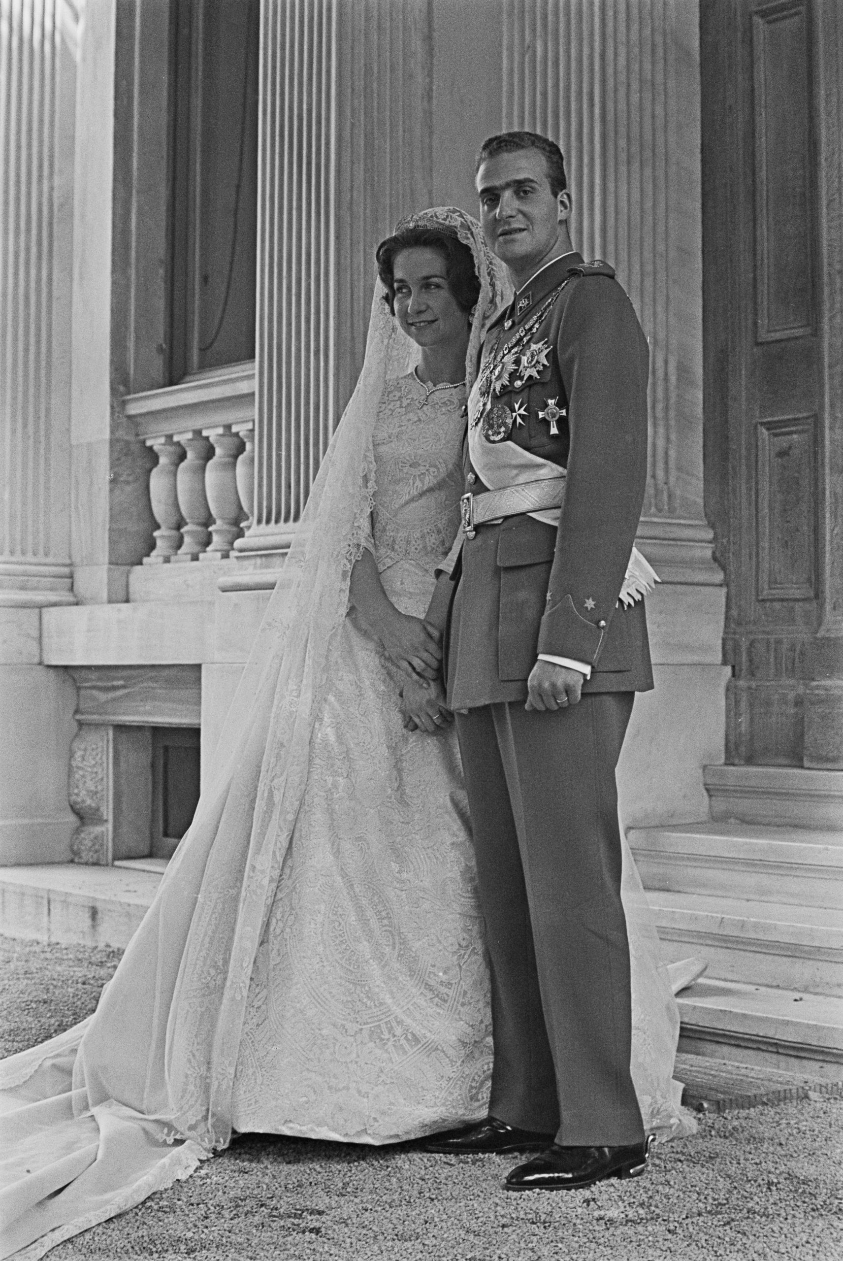 Nuevos tesoros desenterrados en Tatoi: los zapatos de novia perdidos de la reina Sofía reaparecen junto a otros recuerdos de la familia real griega