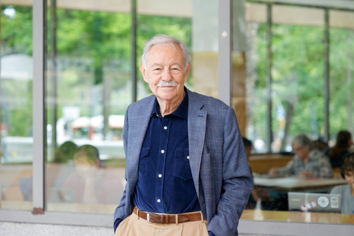​Eduardo Mendoza: “A la princesa Leonor no le he de recomendar ningún libro mío. Me consta que los conoce. Es una persona culta, en este terreno y en muchos otros” 