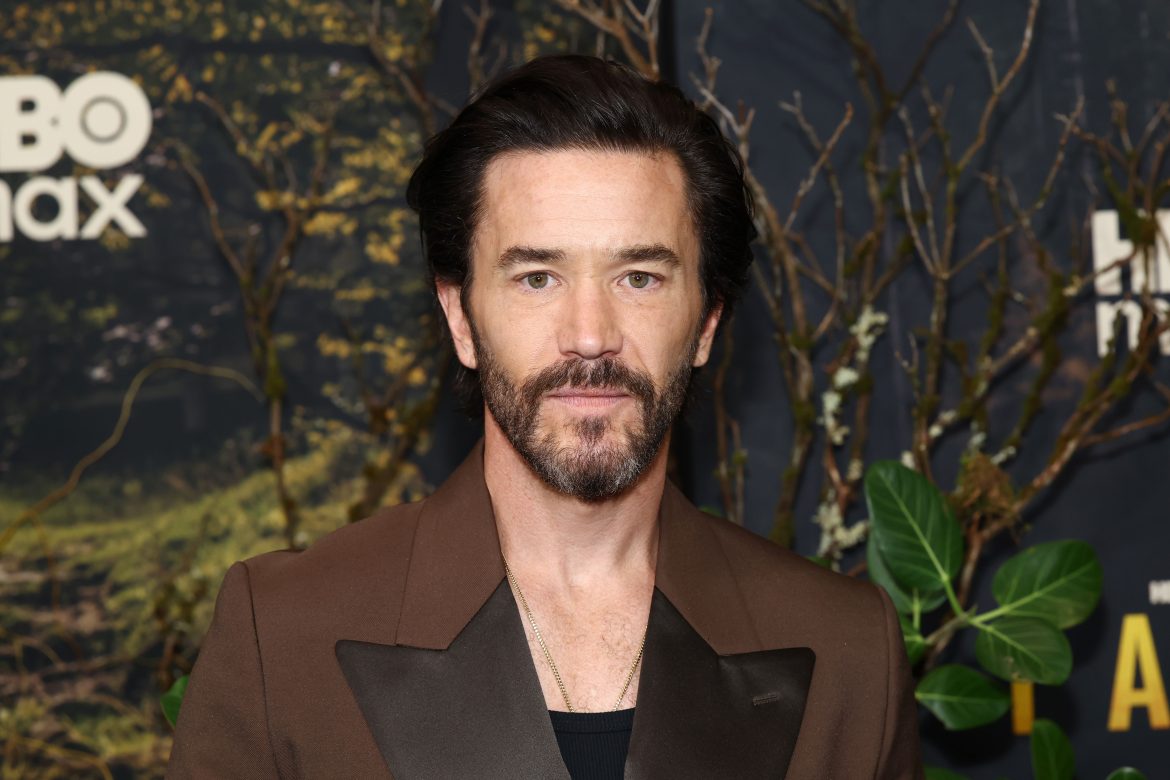 ​Tom Pelphrey (Task): “No me cuesta entender que la gente haga lo que sea por sus hijos. Y ese es realmente el corazón de Robbie» 