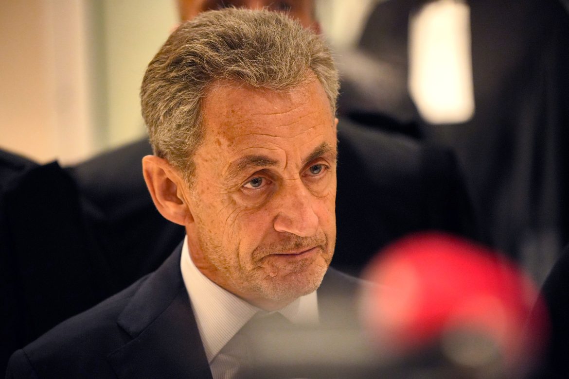 ​Los libros que Nicolas Sarkozy se quiere llevar a la cárcel (y el mensaje que pretende transmitir con ellos) 