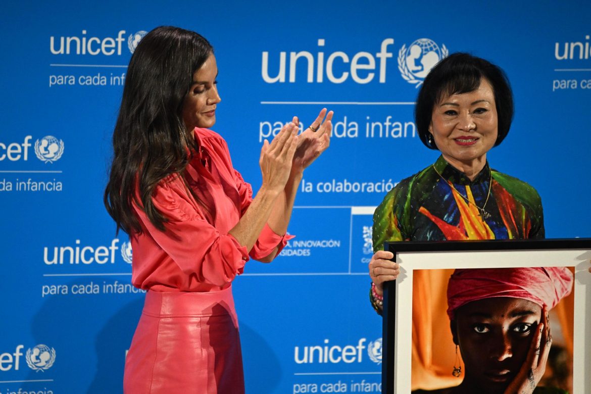 ​La reina Letizia entrega a la ‘niña del napalm’ el Premio UNICEF por su labor en favor de las víctimas de la guerra 