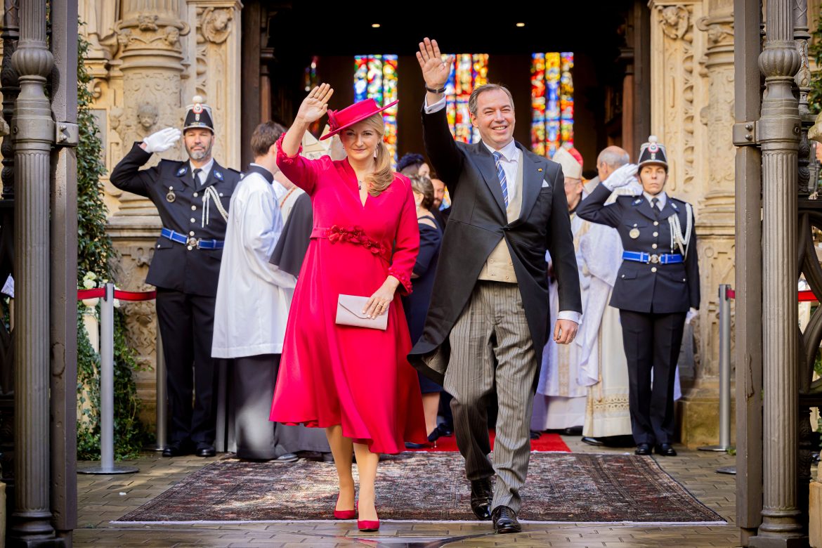 ​Los grandes duques de Luxemburgo cierran las celebraciones del relevo en el trono: de la complicidad entre los eméritos al gesto de apoyo de María Teresa a Estefanía 