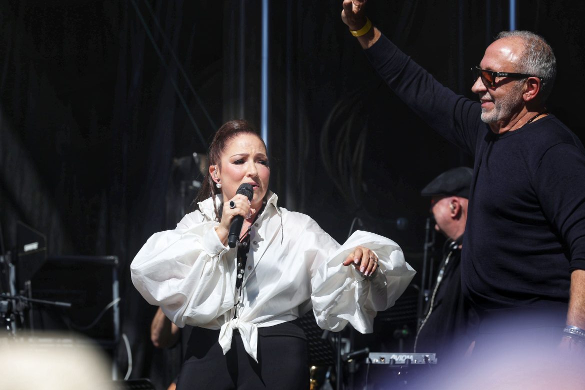 ​Gloria Estefan le canta ‘Con los años que me quedan’ a Emilio y su hija Emily debuta ante los madrileños: reunión familiar en el gran concierto de la Hispanidad 2025 