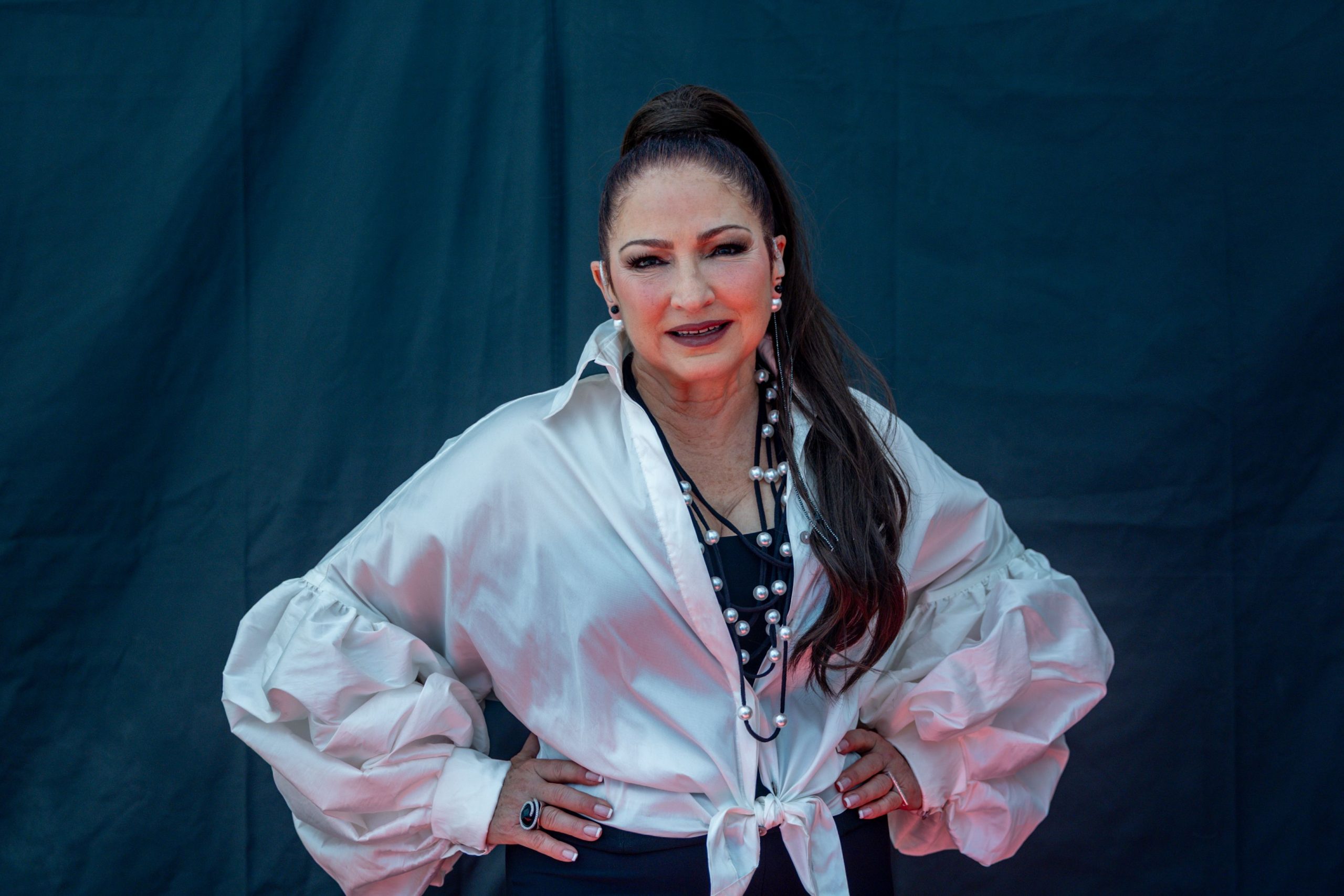 ​“Ay, estás igualita”: de la reina Sofía a la infanta, Gloria Estefan nos revela sus anécdotas con la familia real española 