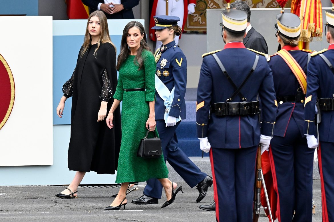 ​Letizia de verde, Sofía con capa y lunares de Carolina Herrera… Los looks de la Familia Real en el Día Nacional 
