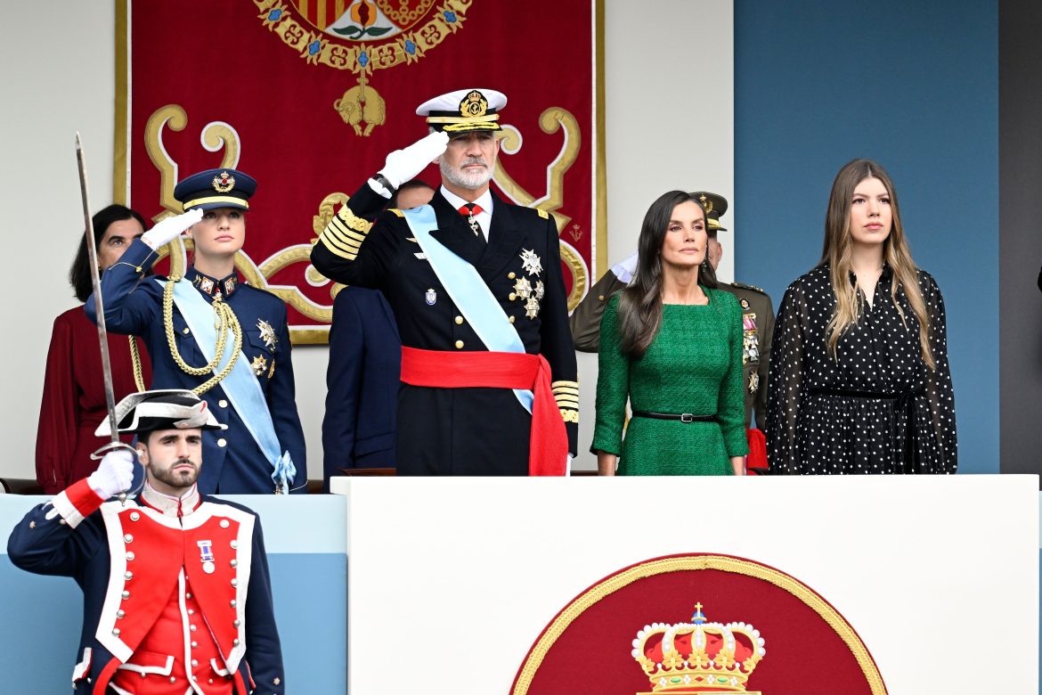 ​La infanta Sofía, una de las protagonistas de la Fiesta Nacional: su debut en palacio y su regreso desde Lisboa para su primer desfile con Leonor en cinco años 