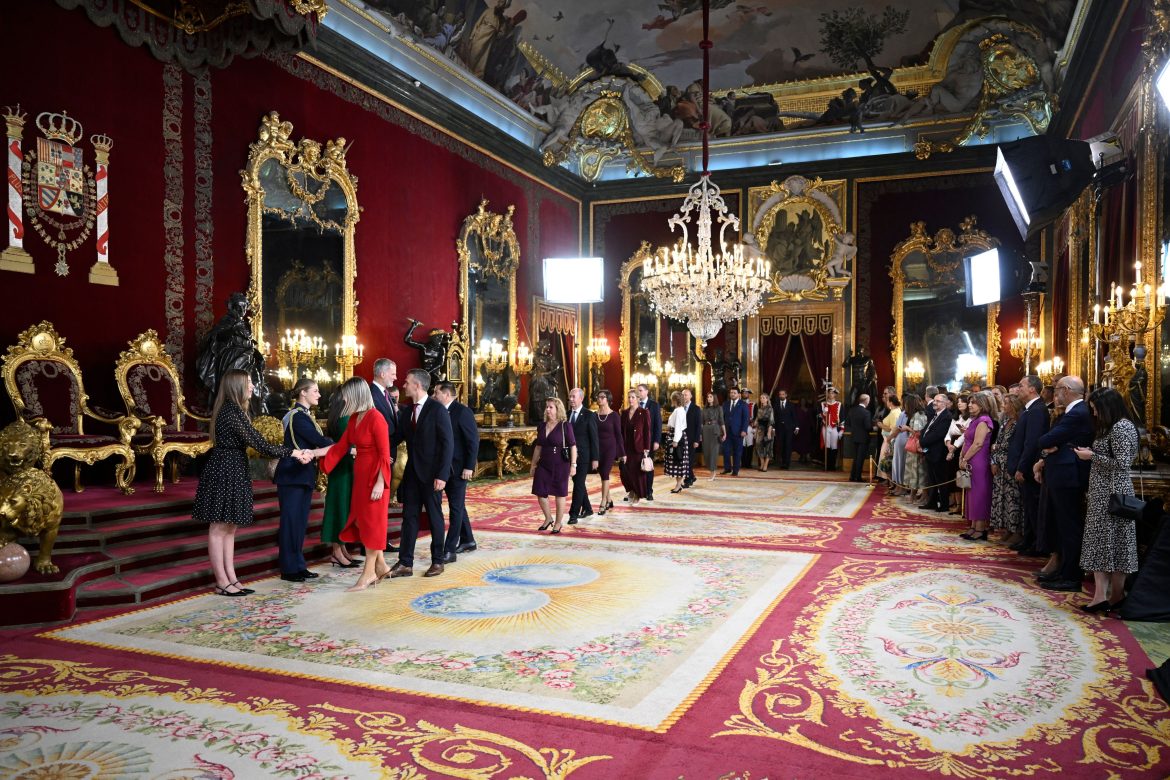 ​De Álvaro Pombo a Manuela Villena o la nueva jefa de la Secretaría de Letizia: los invitados a la recepción del 12 de octubre en el Palacio Real 
