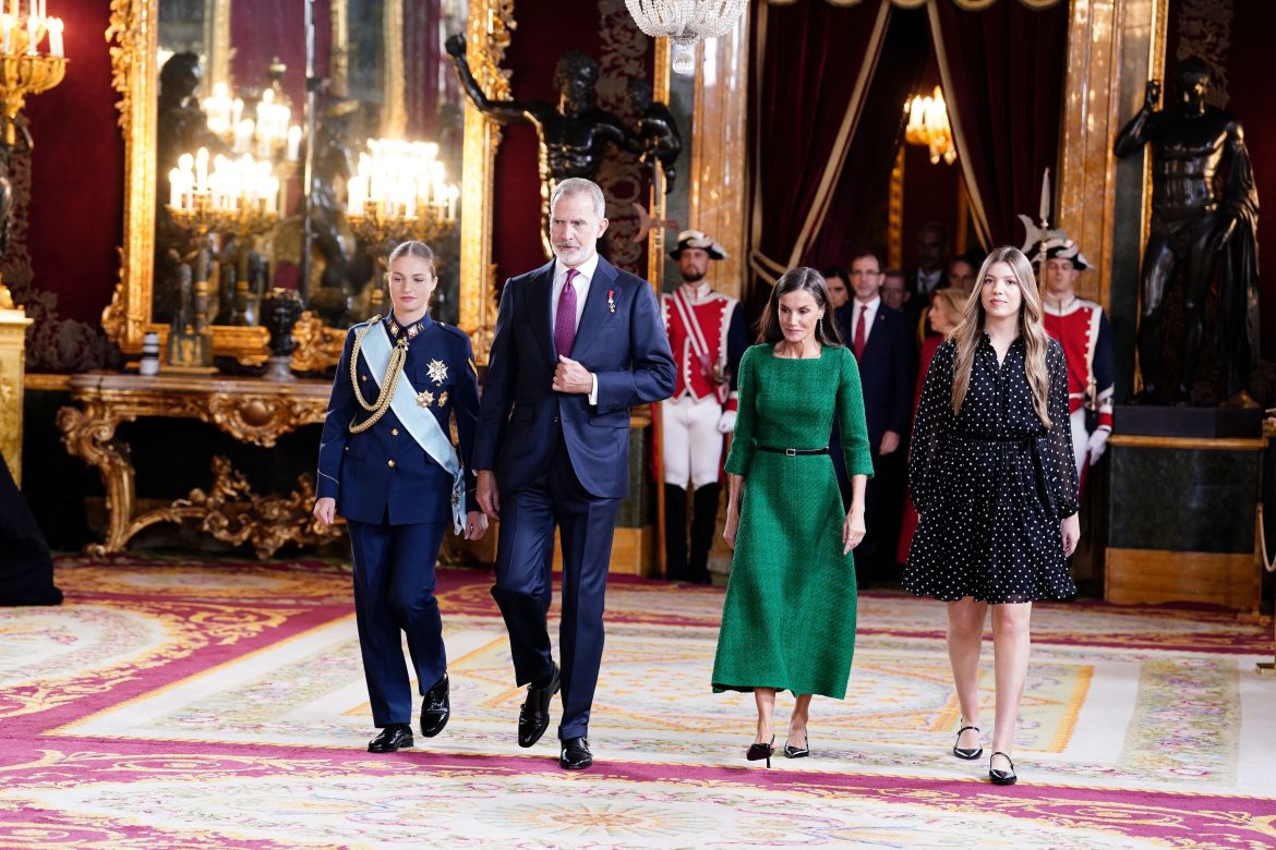 ​Un 12 de octubre histórico para la Familia Real: los reyes Felipe y Letizia presiden por primera vez con la princesa Leonor y la infanta Sofía la recepción del Palacio Real 
