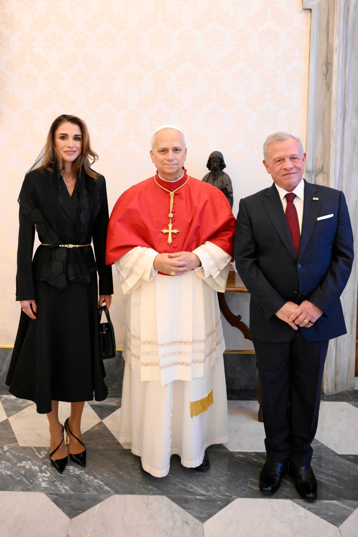 ​Rania de Jordania recupera la vestimenta tradicional en la primera audiencia privada de una reina con el papa León XIV 