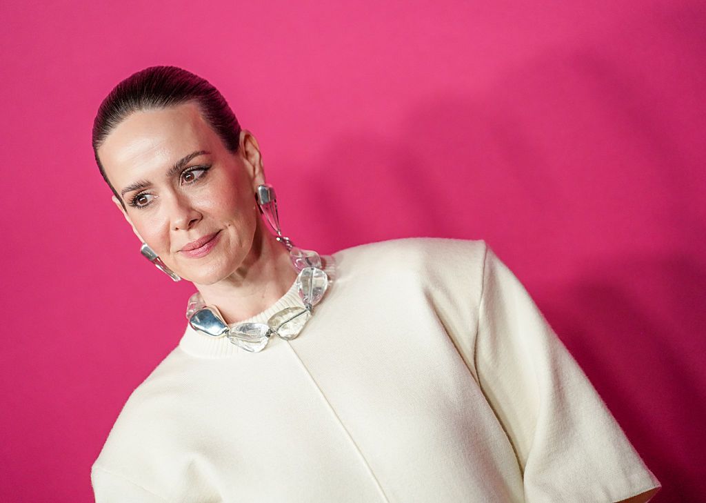 ​Sarah Paulson alaba las bondades de trabajar con mujeres com Naomi Watts, Kim Kardashian o Glenn Close (con quienes coincide en la nueva serie de Ryan Murphy) 