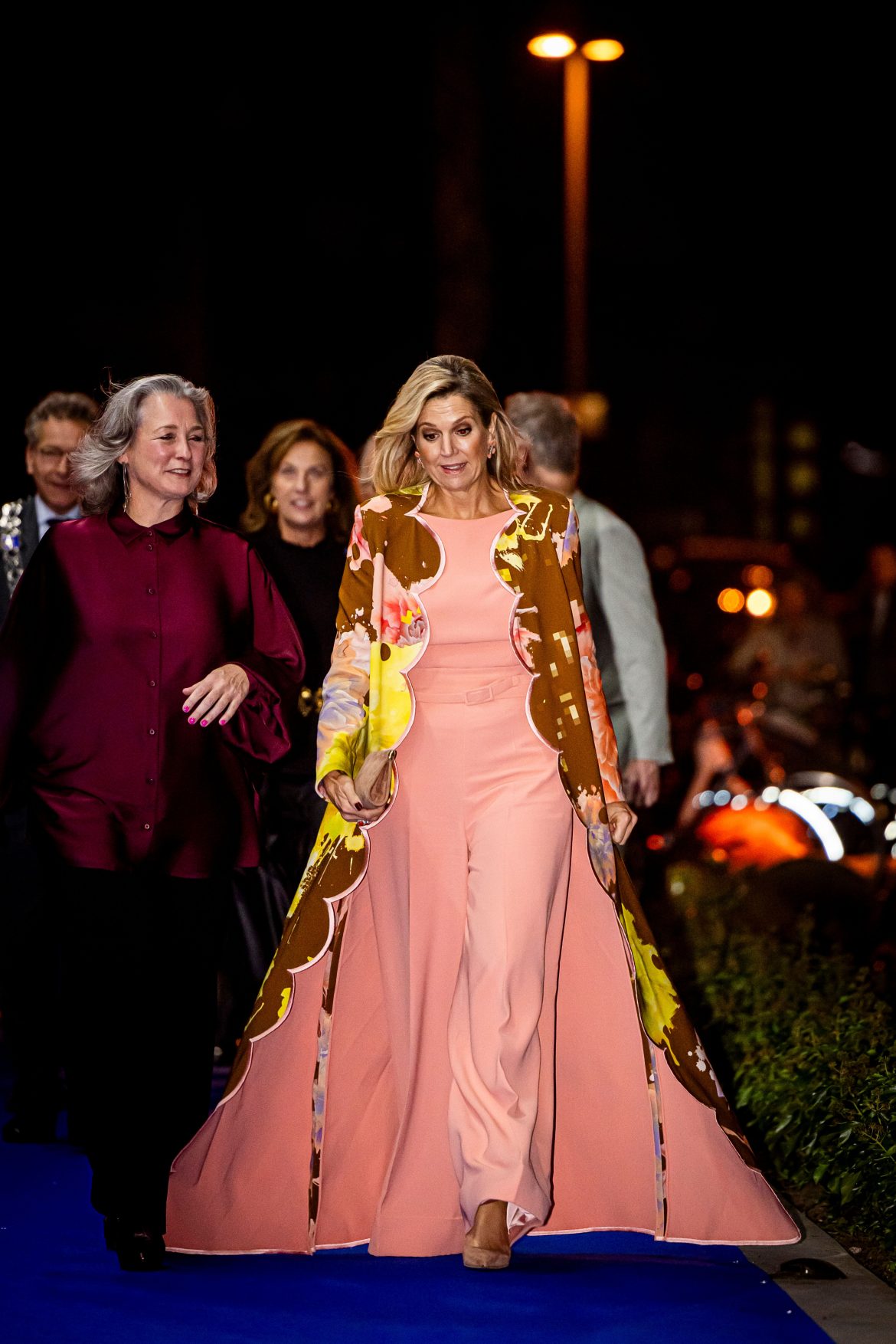 ​Máxima de Holanda o como transformar un traje de pantalón en un espectacular vestido de noche 