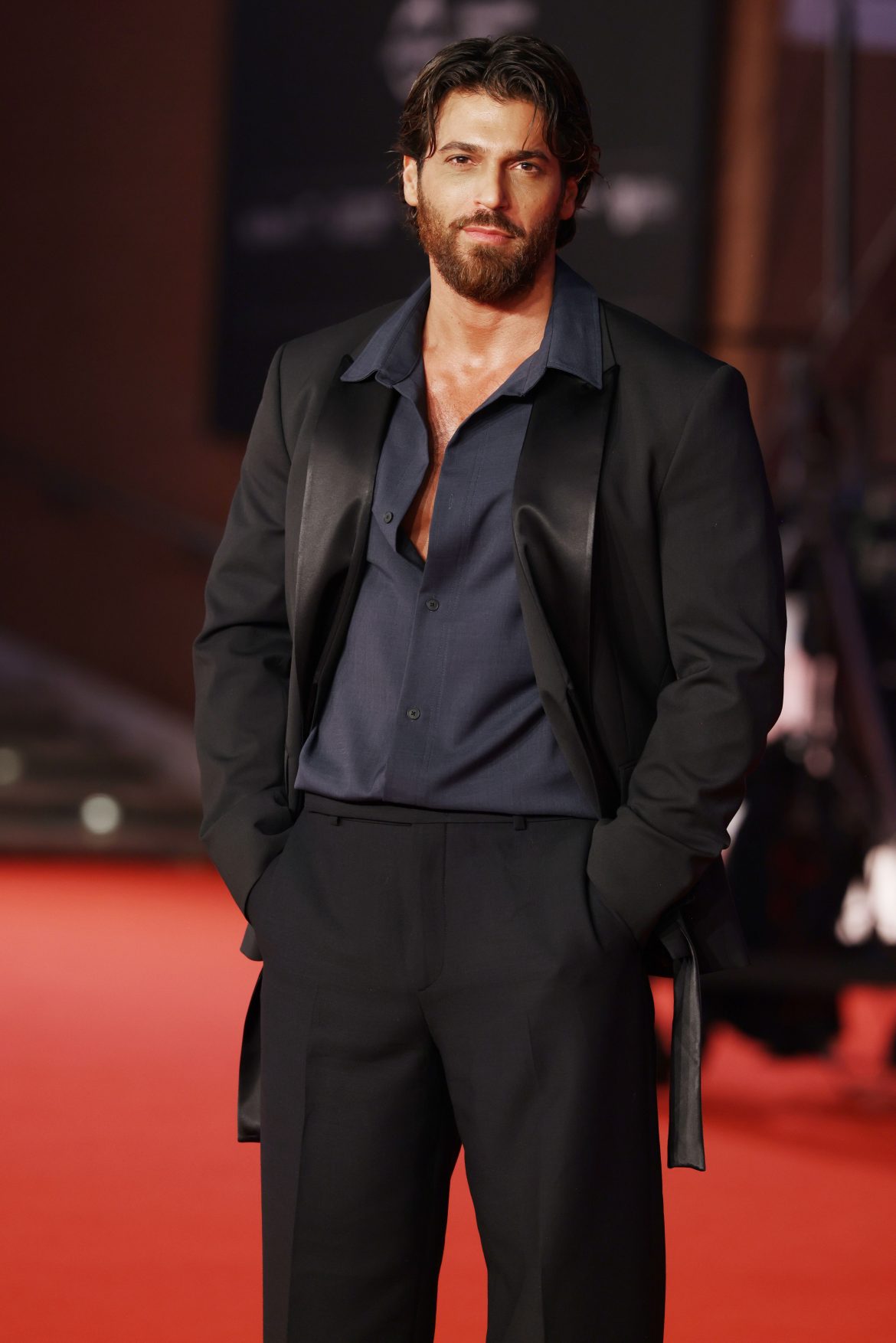 Tras los pasos de Can Yaman en España: lucha canaria, su nueva pasión por las pipas españolas y la compañía de su novia, una dj italiana a la que conoció en Roma