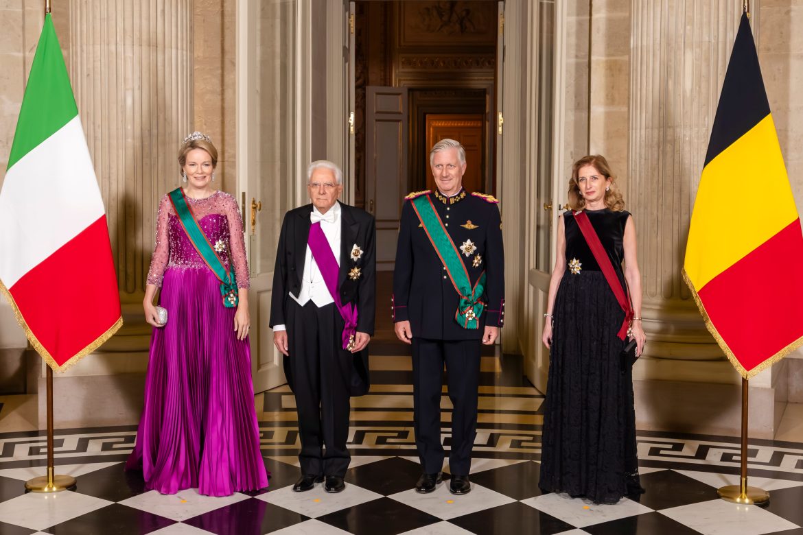 ​Un conjunto de abrigo jacquard y un deslumbrante vestido con pedrería: Matilde de Bélgica rinde homenaje a Giorgio Armani, íntimo de la reina Paola, durante la visita oficial del presidente italiano 