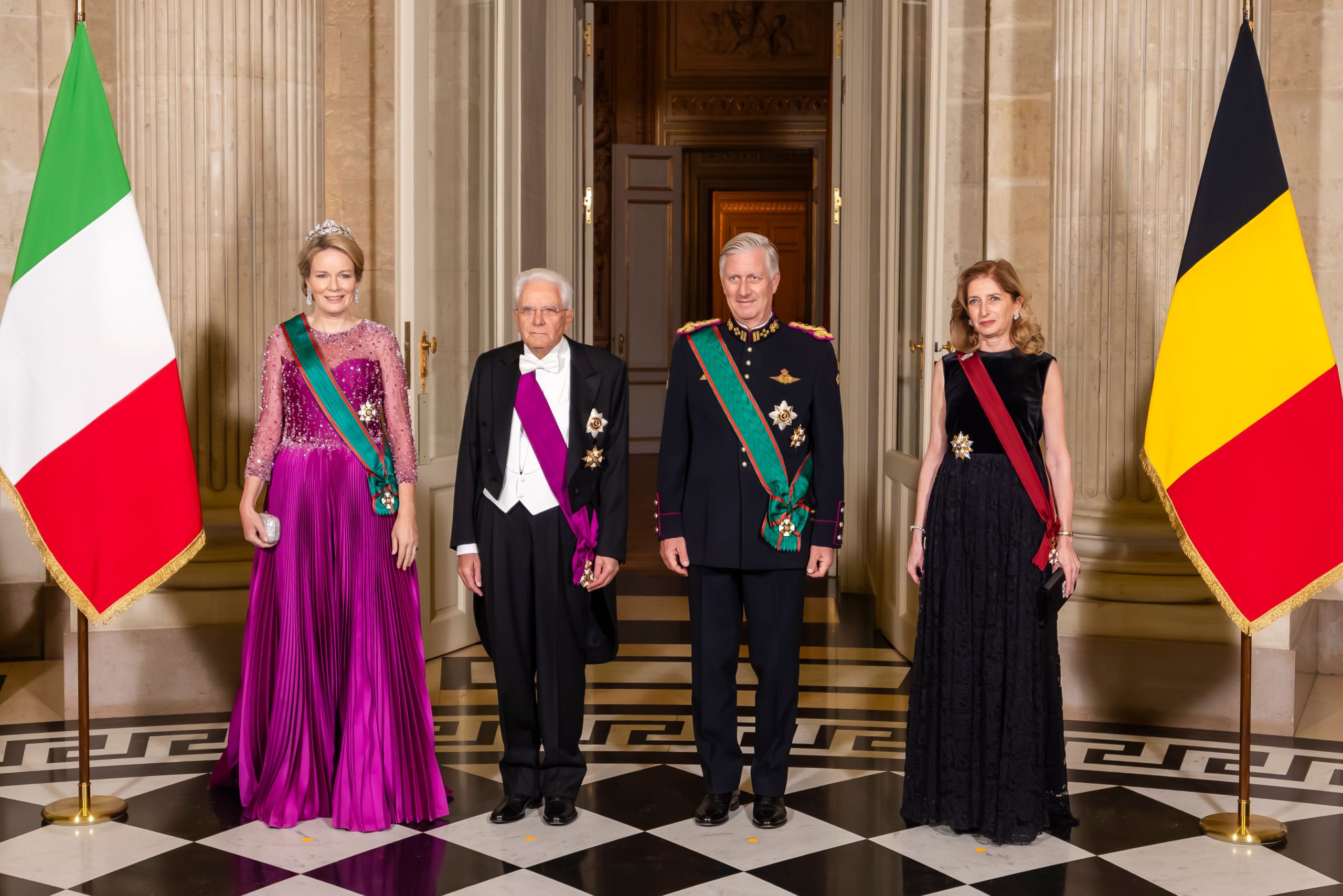 ​Un conjunto de abrigo jacquard y un deslumbrante vestido con pedrería: Matilde de Bélgica rinde homenaje a Giorgio Armani, íntimo de la reina Paola, durante la visita oficial del presidente italiano 
