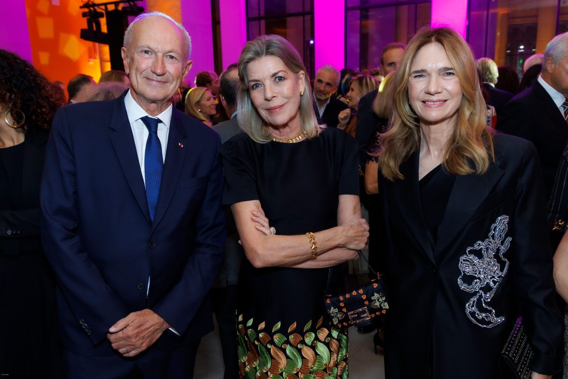 ​Un collar de Grace Kelly, vestido bordado de Dries Van Noten y encuentro con su exyerno: Carolina de Mónaco y su noche de arte contemporáneo 